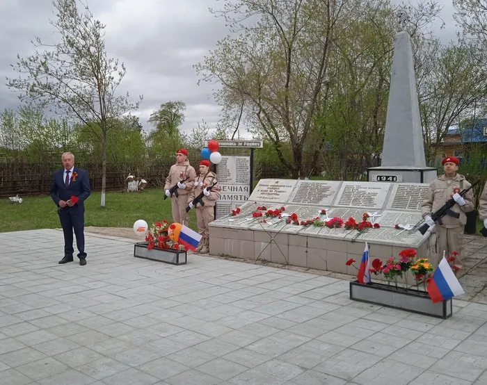 Возложение цветов и венков к обелиску села Южаково 1
