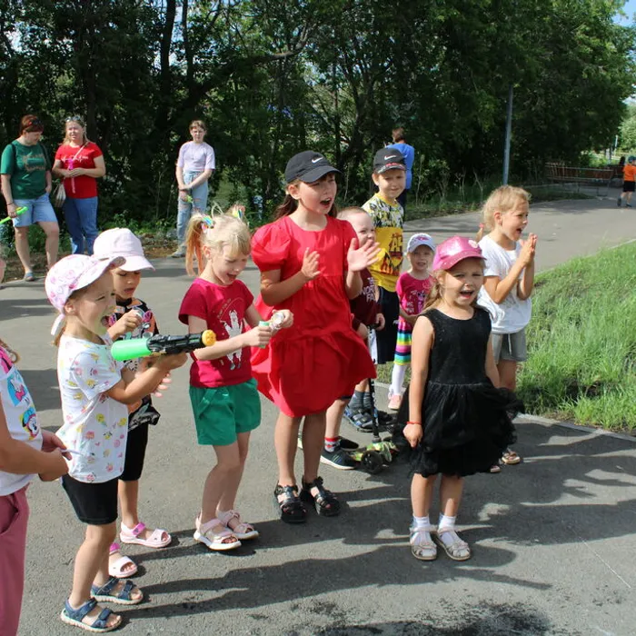 Шоу мыльных пузырей и водных пистолетов